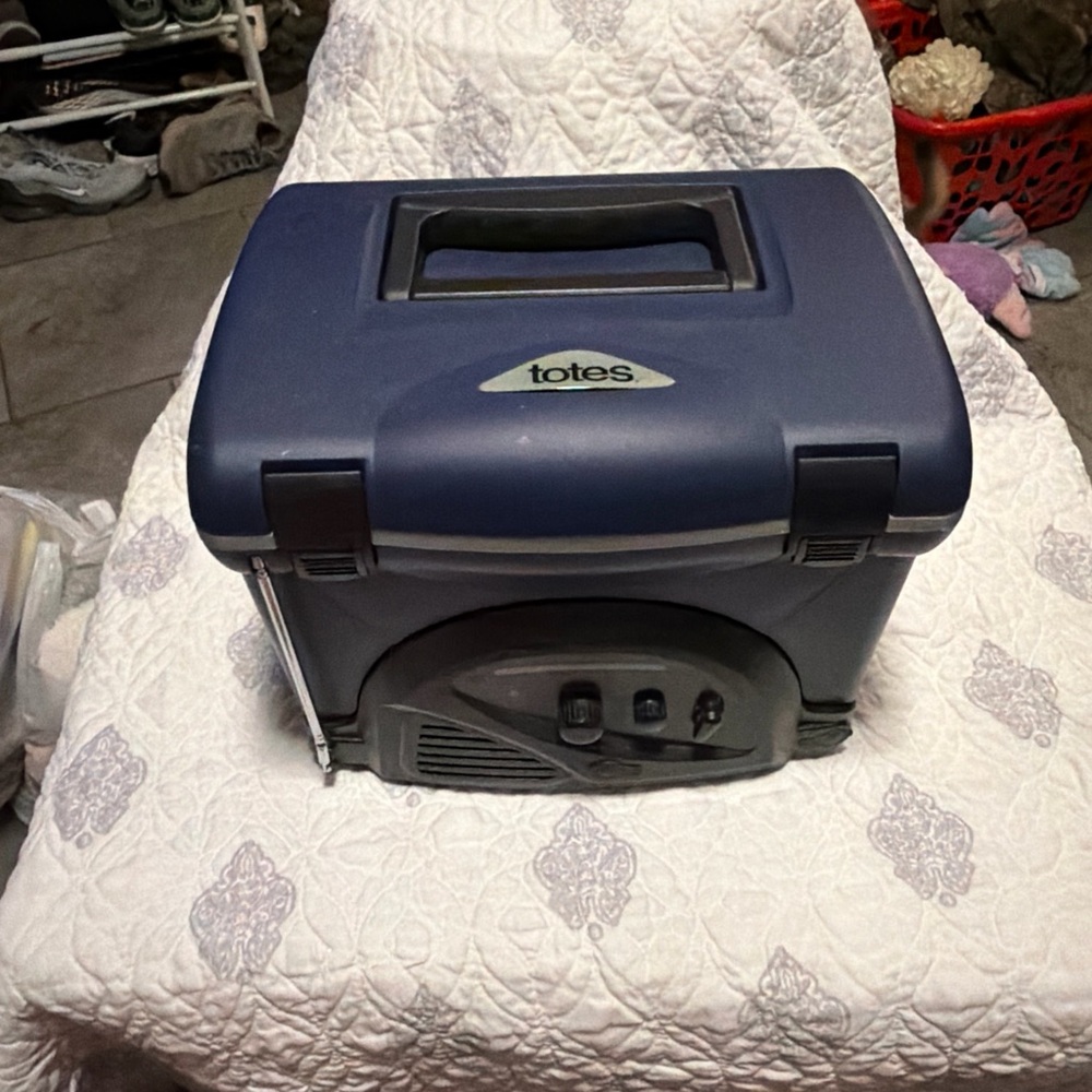 Totes Navy Blue Boombox Cooler uses AA batteries Works!!